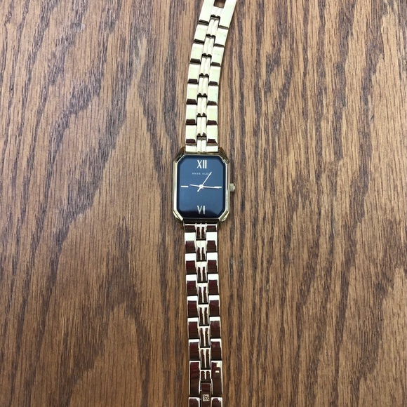 Octagonal Shaped Metal Bracelet Watch - Picture 4 of 7